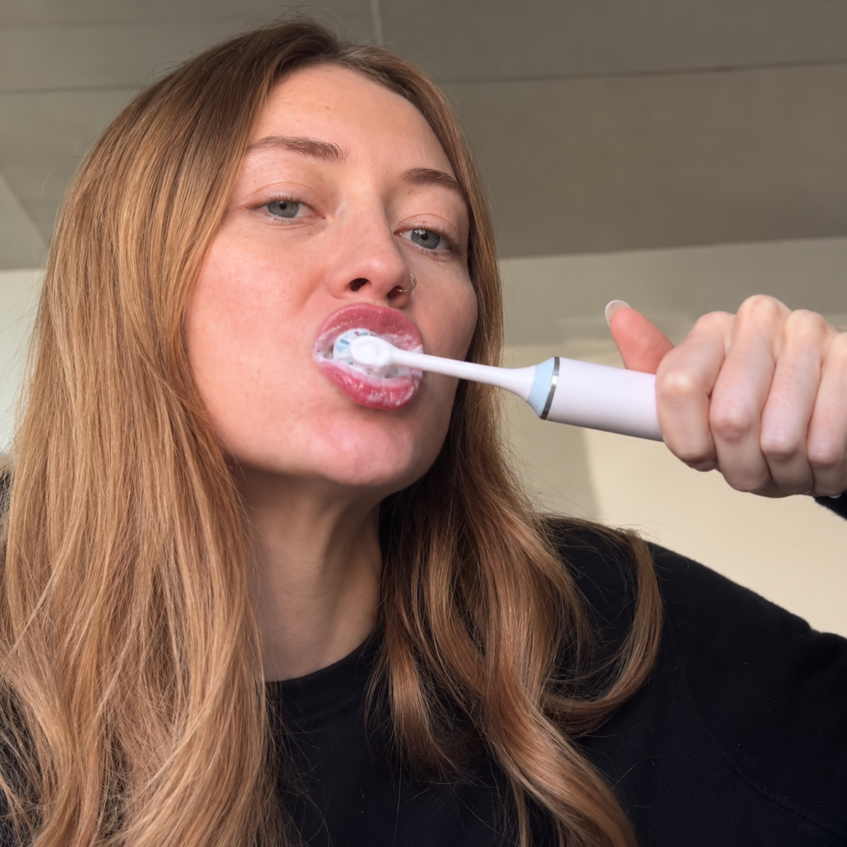 Mujer cepillándose los dientes